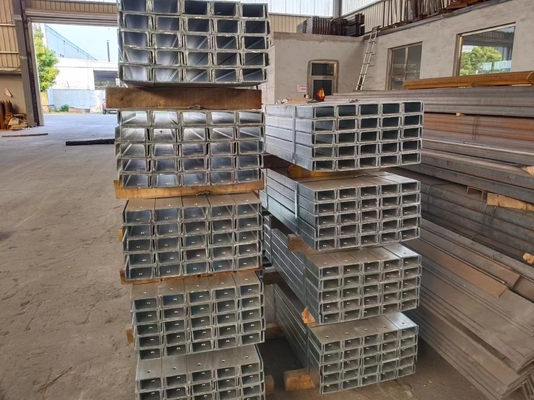 गर्म लुढ़काया जस्ती स्टील सी अनुभाग Purlins अनुदैर्ध्य