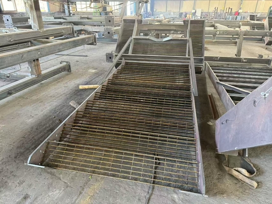 औद्योगिक ग्रेड स्टील आउटडोर सीढ़ियां सुंदर टिकाऊ जंग प्रतिरोधी सुरक्षित आउटडोर सीढ़ियां वाणिज्यिक औद्योगिक कारखानों के लिए बनाई गई गोदाम
